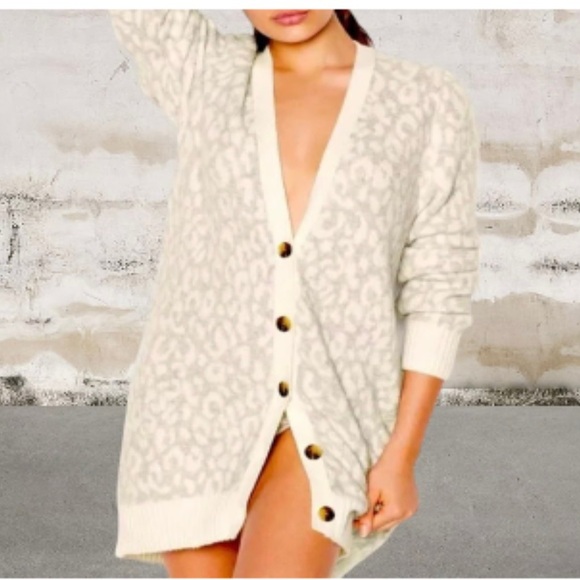 Victoria secret sweater - Picture 1 of 6